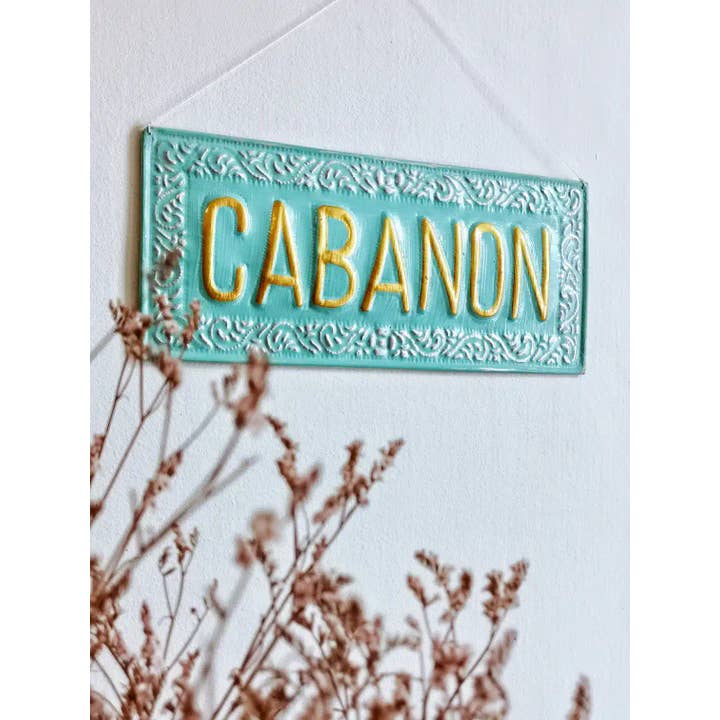 CABANON metalen decoratief bord voor wholesale door Nayda Diaries