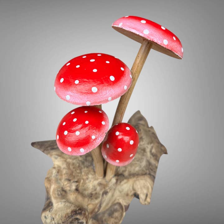 Batik Indah - Wholesale Decorative Tabletop Object - Painted carved 4 mushrooms on a wood stand - 15 cm3