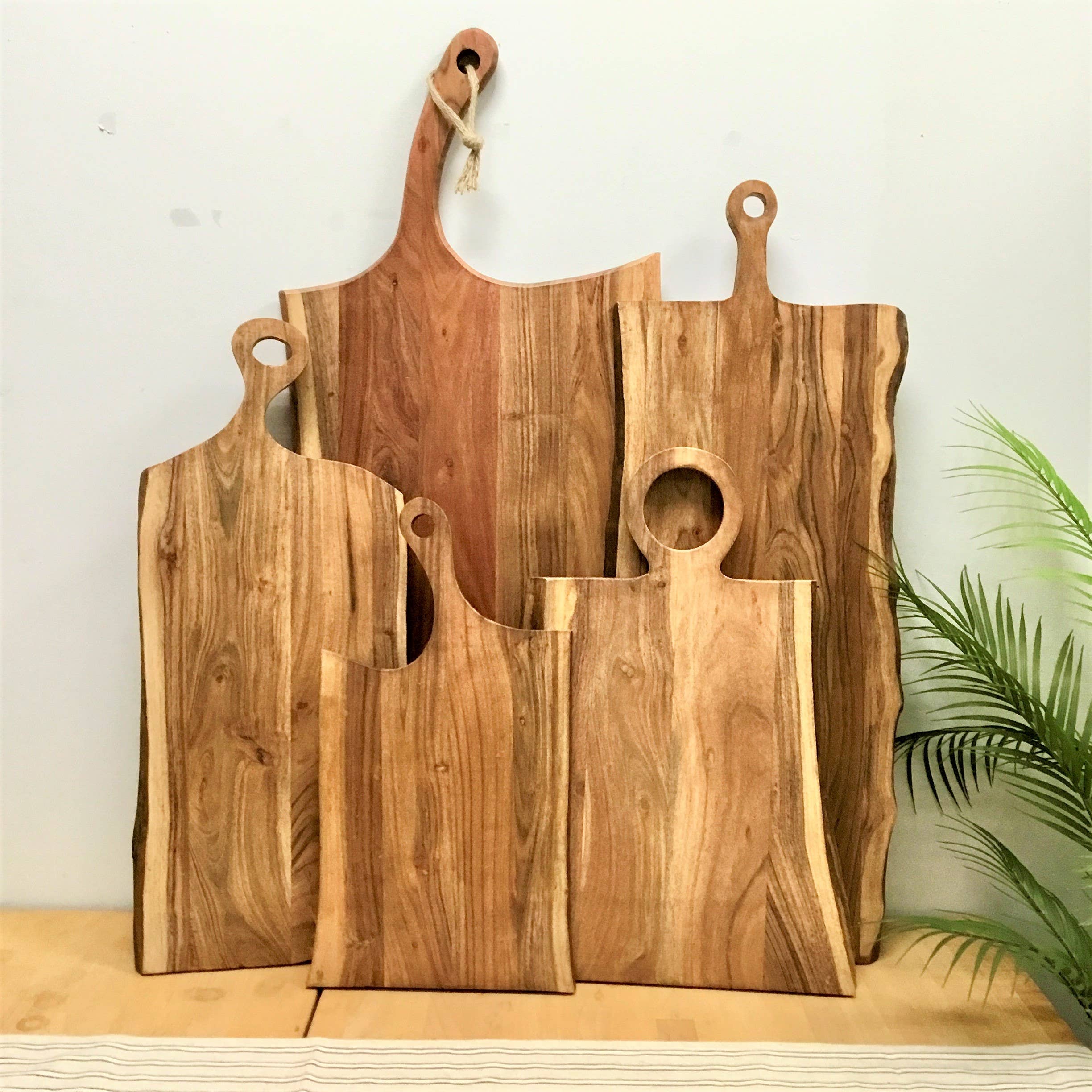 India Handicrafts Inc - Wholesale Cutting Board - Live Edge Acacia Wood Cutting Board w/ Curved Handle - 39"4