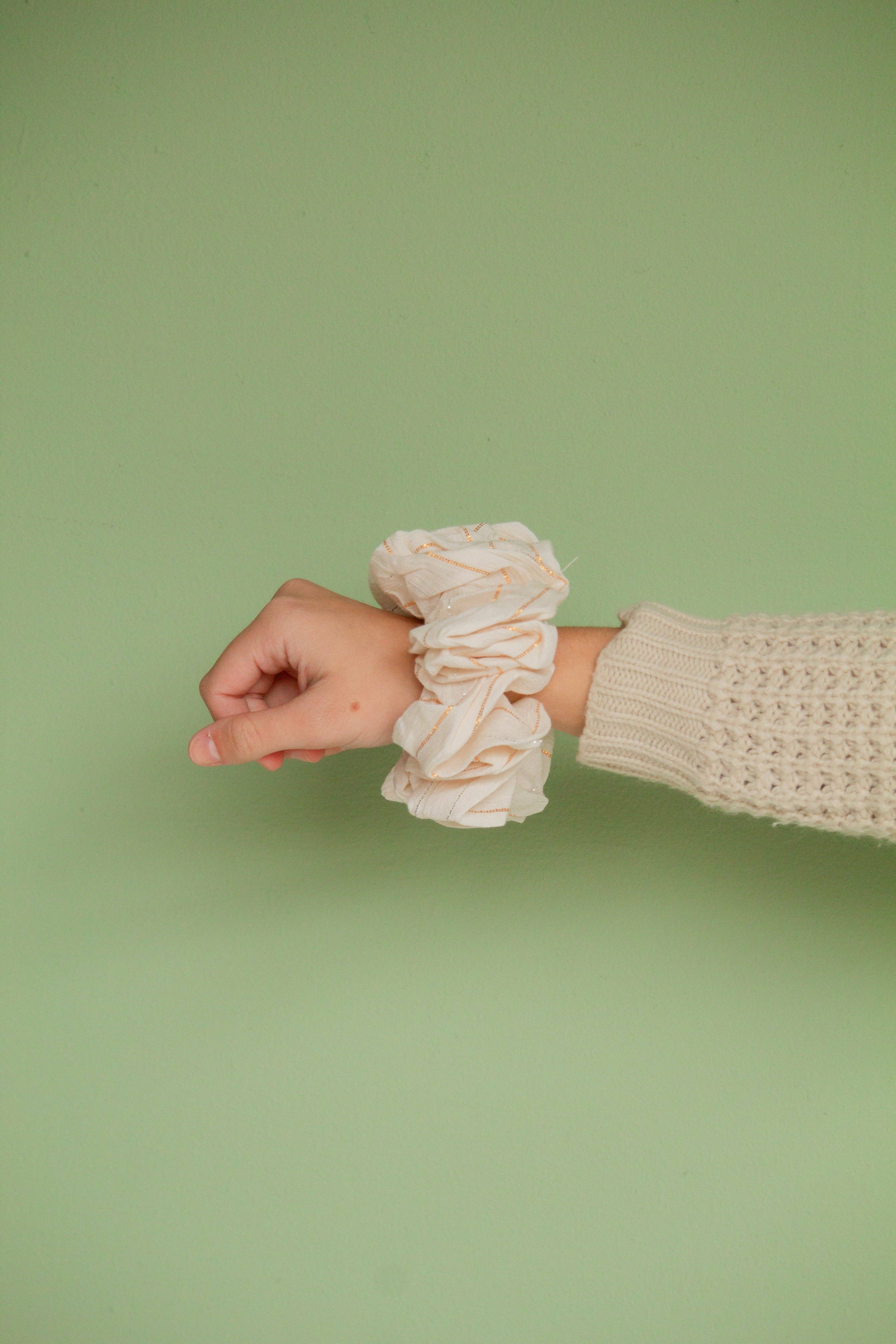 Shop Andi - Vente Chouchou – femme - Chouchou Jumbo Étincelant Argent & Or3