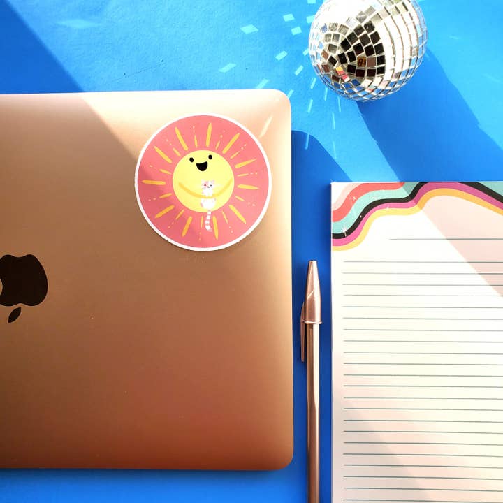 Autocollant « Soleil et chat heureux » en vinyle pour la vente par Shawna Smyth Studio