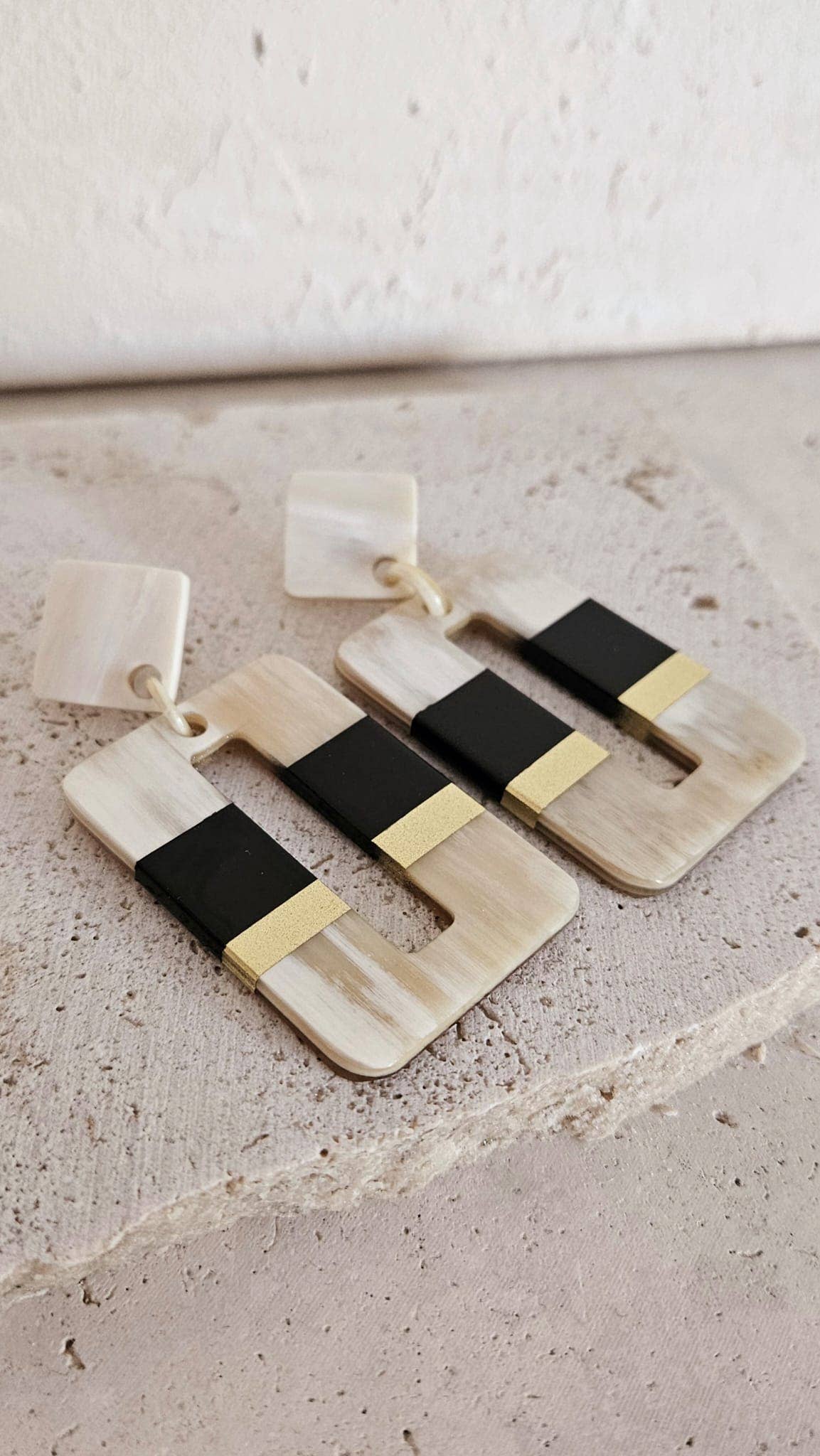 Le Coin Sauvage - Wholesale Dangle Earrings - Hoop Earrings in Horn - O - Black & Gold1