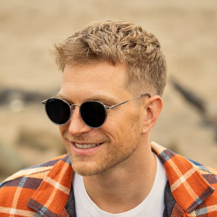 Blue Planet Eco-Eyewear – Großhandel Sonnenbrille – Herren – BP19954 - Niko - Kristallgrau / Silber / Rauchpolarisiertes Glas3