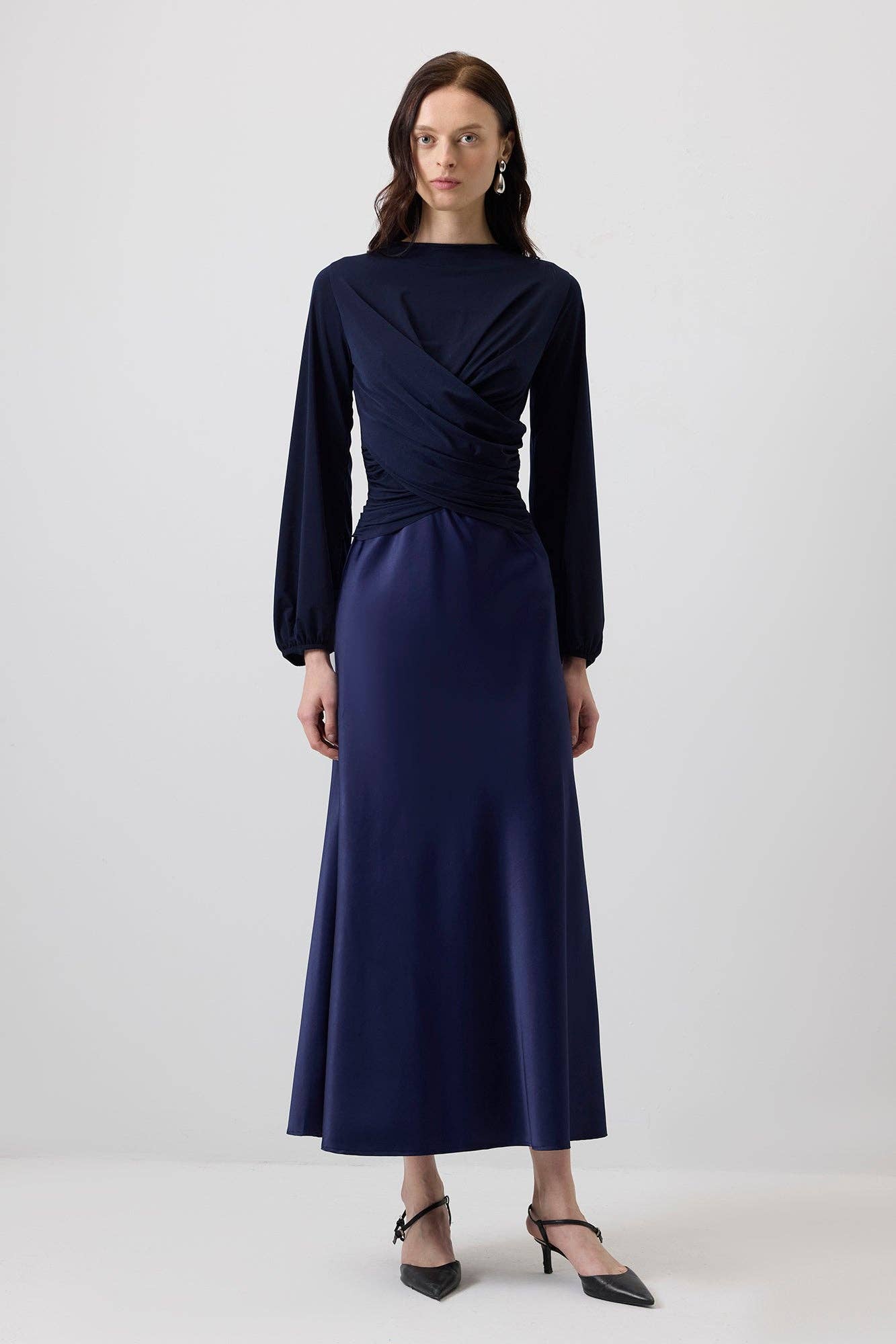 Marinblå Blus med draperad framsida, veckad fåll och ballongärmar för wholesale på Faire1