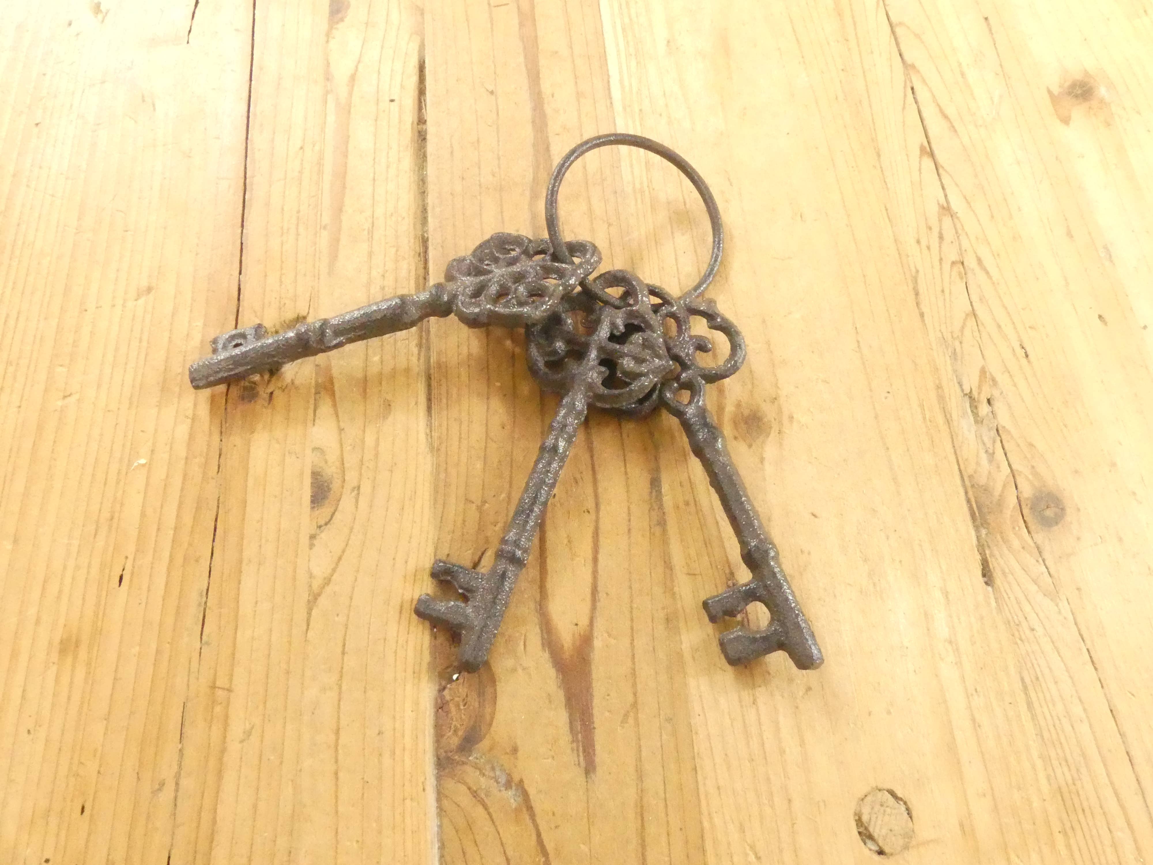 Midwest Craft House - Wholesale Decorative Tabletop Object - 3 RUSTIC CAST IRON SKELETON JAIL KEYS2