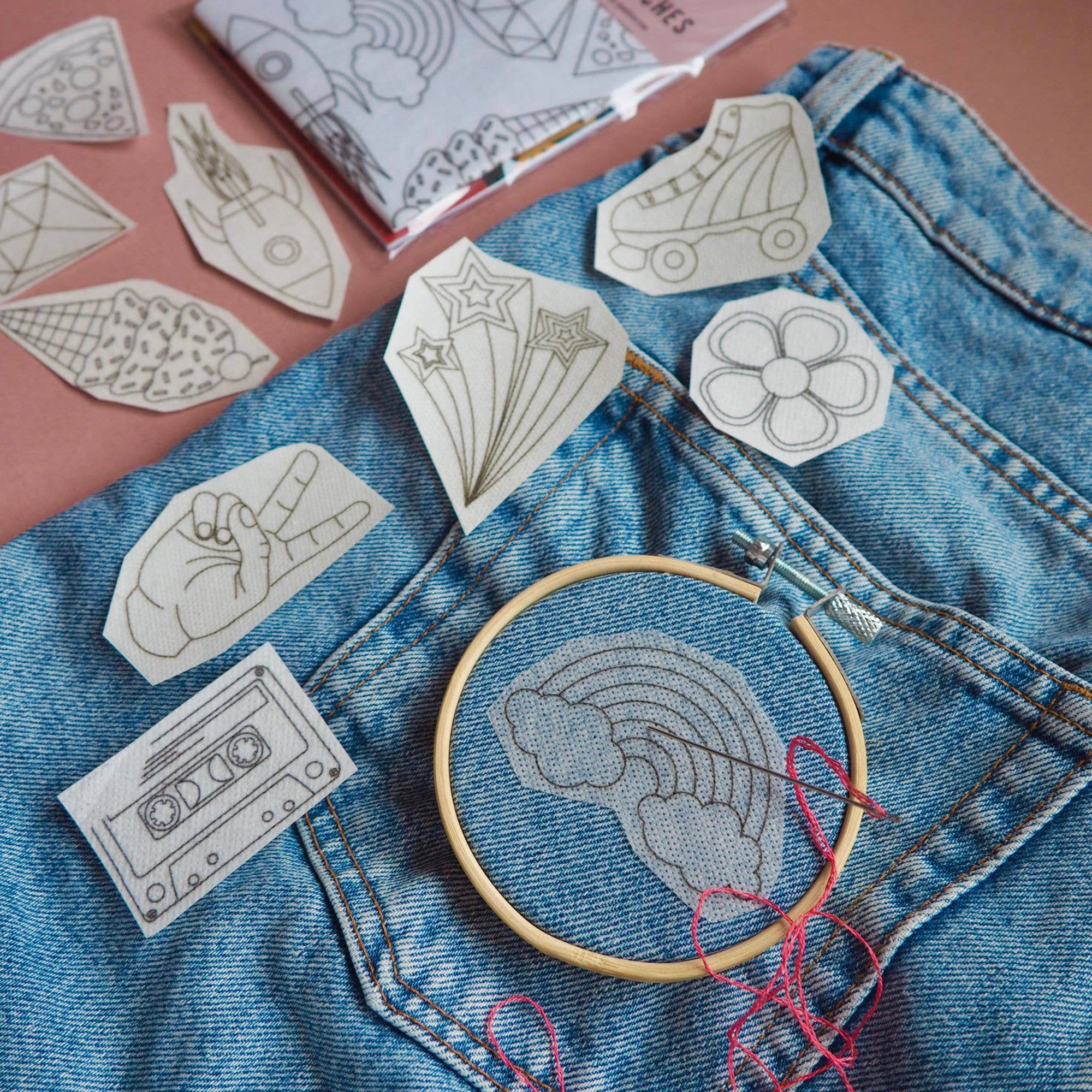 Thimble and Fabric – Großhandel Kreuzstich-/Stickzubehör – Stick- und Näh-Set für Retro-Stickerei-Aufnäher4