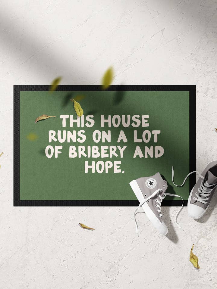 SAGESSE & MERVEILLE X HEY WONDER | Cette maison fonctionne avec beaucoup de pots-de-vin et d'espoir | Crème & Vert Olive | Tapis de porte intérieur pour la vente par Wisdom and Wonder Designs
