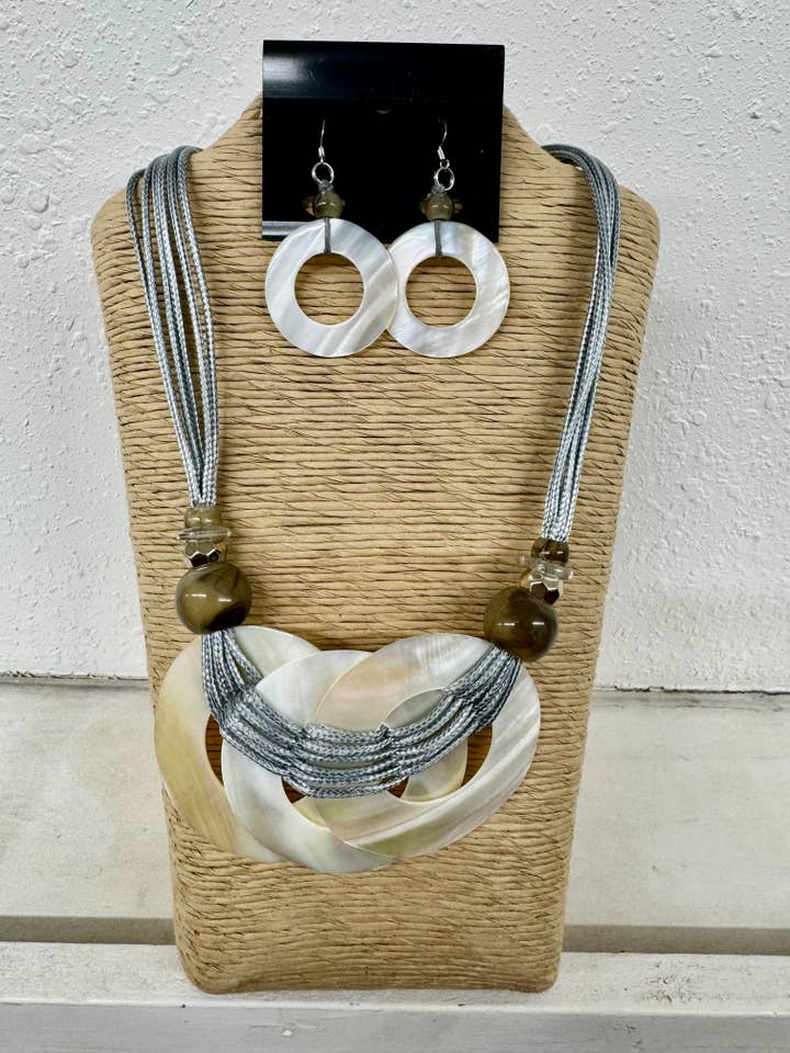 6 STRENGEN GRIJZE WASKOORD MET DRIE RONDE WITTE MOP DONUT SHA voor wholesale door International Duru's