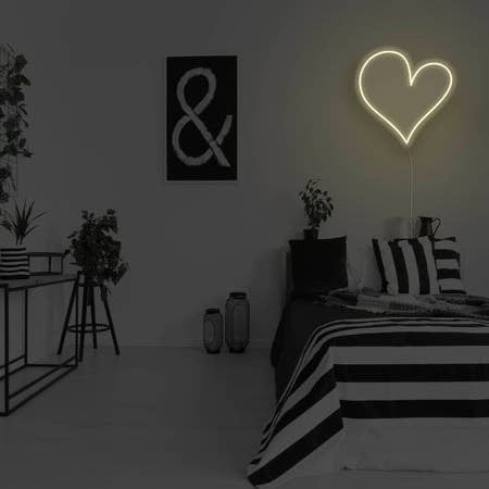 Panneau au néon LED classique en forme de cœur pour la vente par BeNeonUnicorn