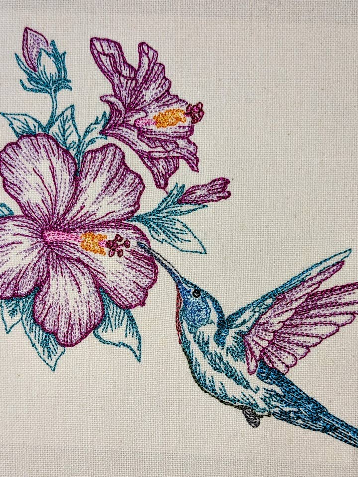 Besticktes Geschirrtuch mit Kolibri- und Trompetenblüten für den Großhandel von Red Mitten