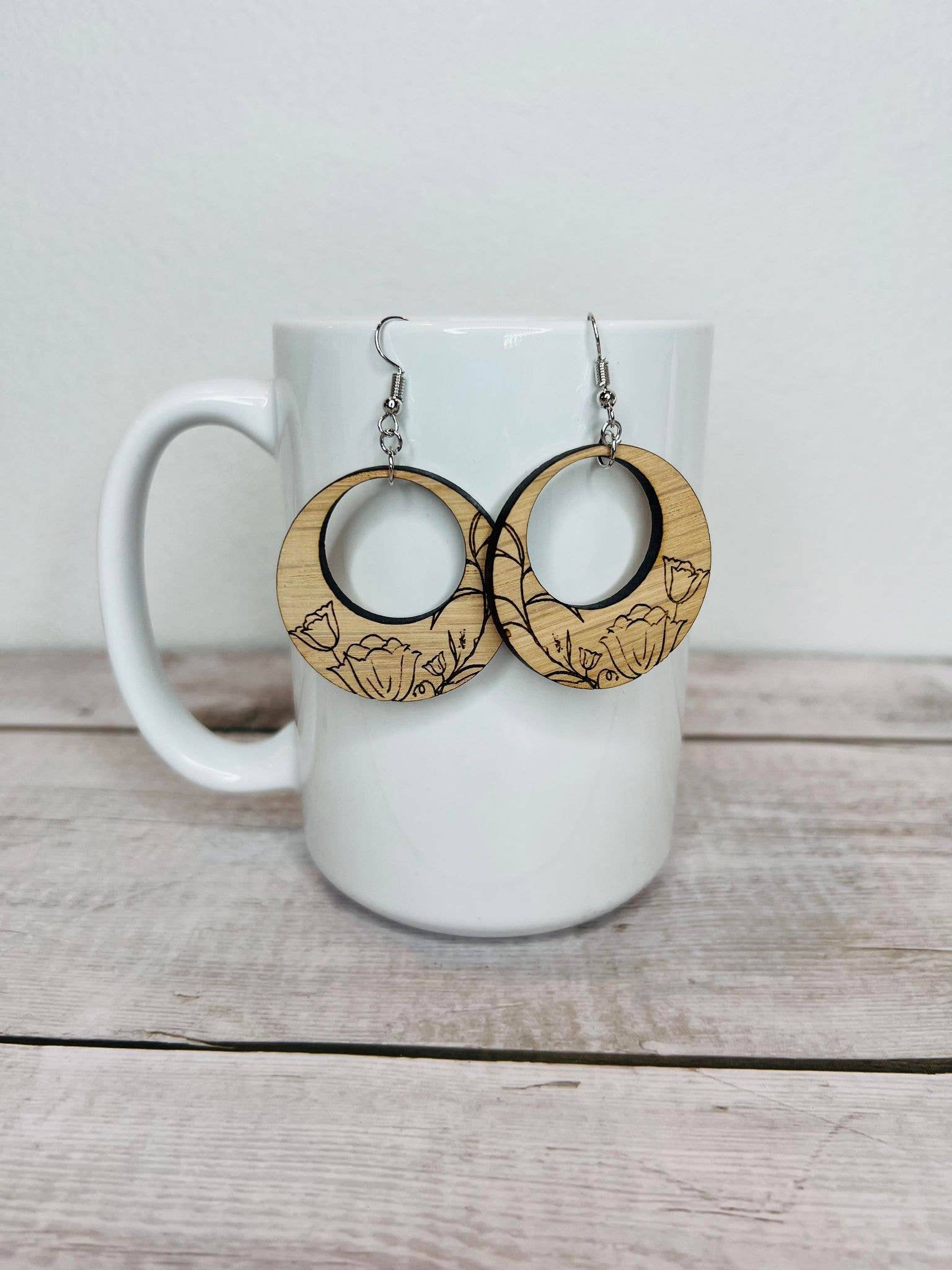 Monroe Meadow Boutique - Wholesale Hangende/ronde oorbellen - Houten oorbellen met tulp, rond