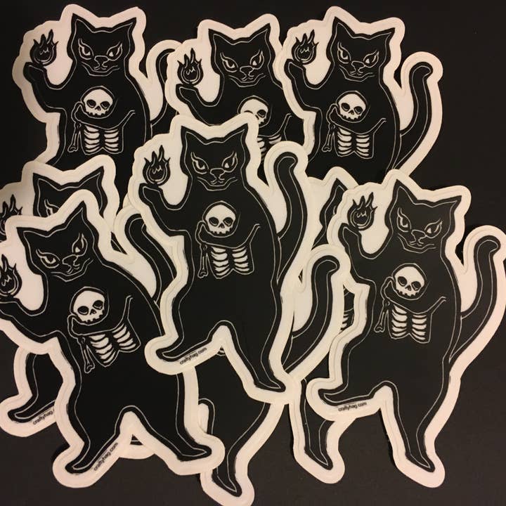 Autocollant d'Halloween noir et blanc Bake Neko Demon Cat avec tête de mort pour la vente par The Crafty Hag