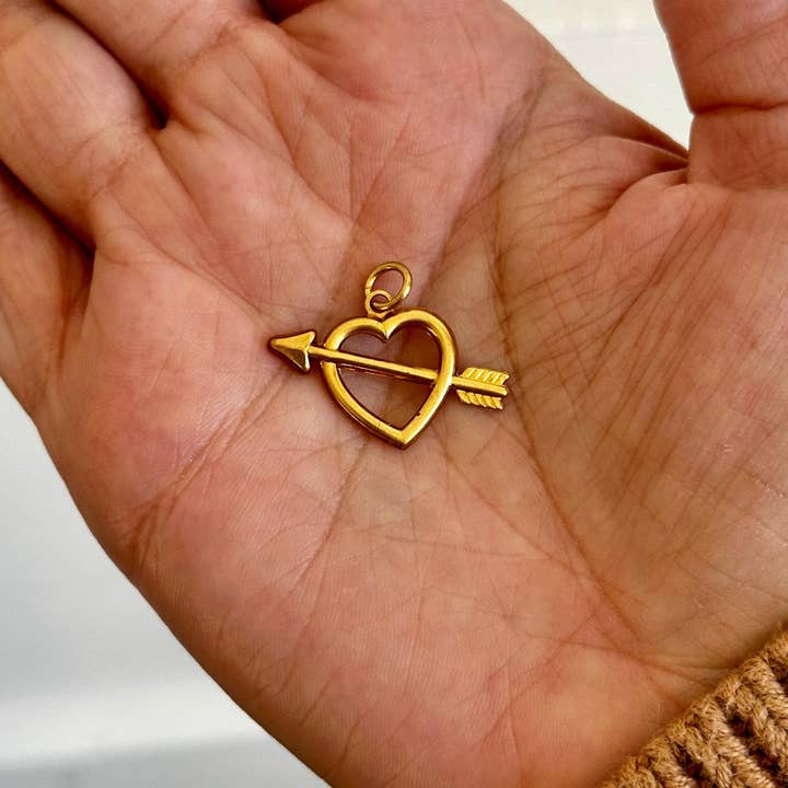 Vintage mässing Cupid hjärthänge med pil för wholesale av The Brass Era