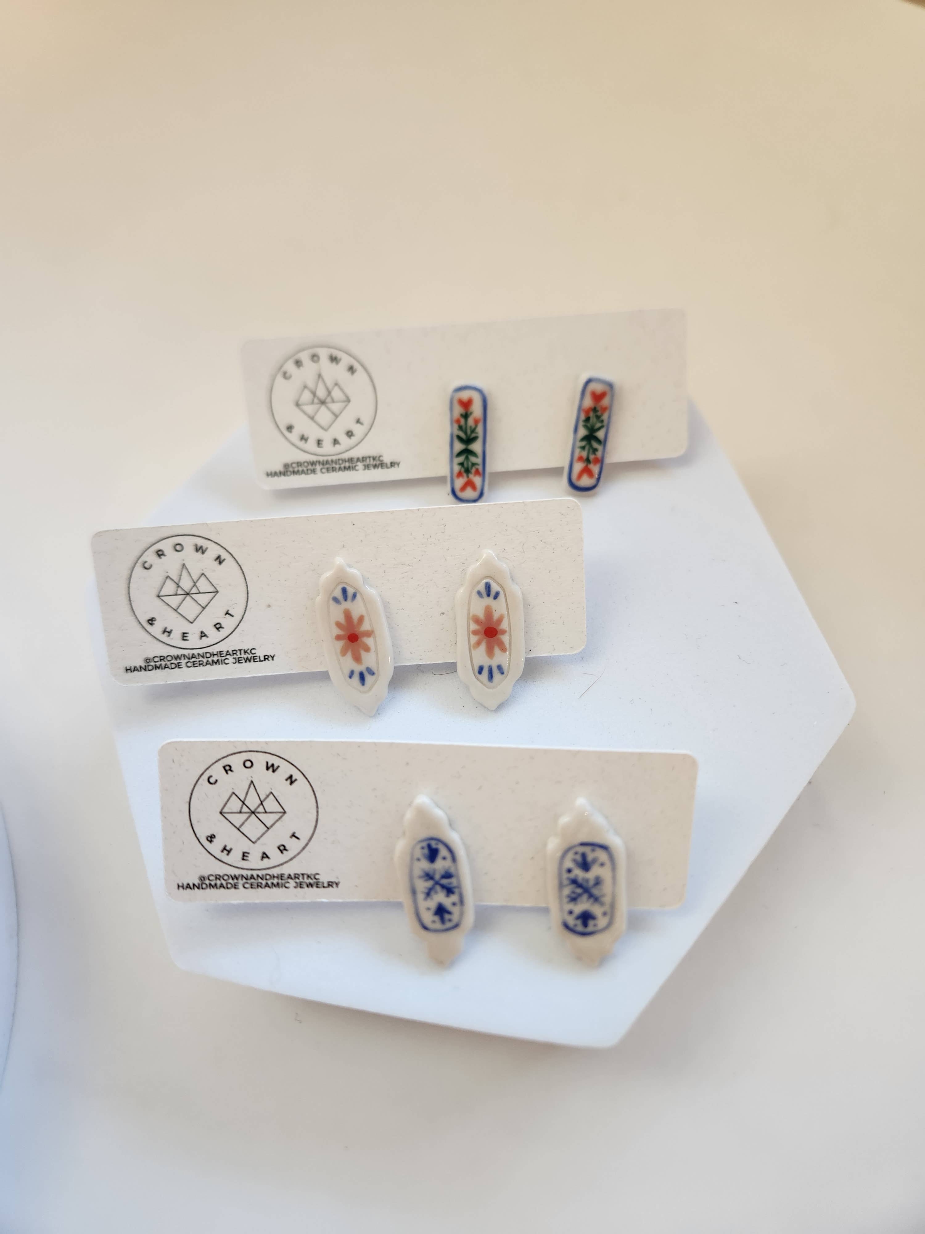 Crown & Heart - Wholesale Stud/Post Earrings - Floral Bar Stud Earrings1