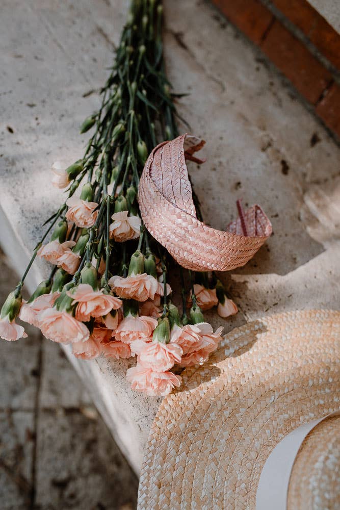 Annabelle Hardie - Vendita all'ingrosso Fascinator - Donna - Fascia a corona de Vermut in paglia rosa nude con nastro intrecciato