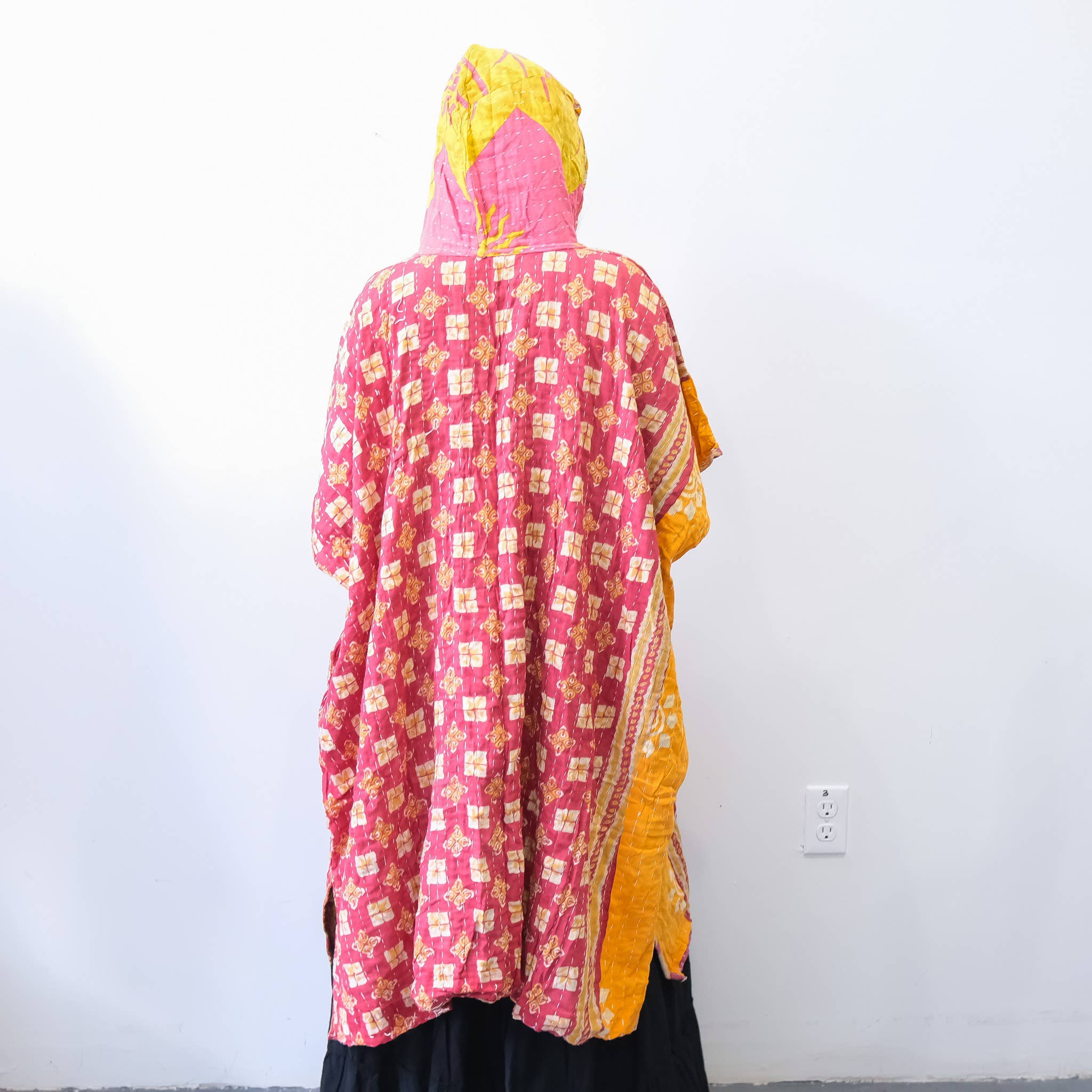 Karma Nepal Crafts – Engroshandel Poncho - Dame – Håndlavet Kantha Vendbar Poncho med Hætte15