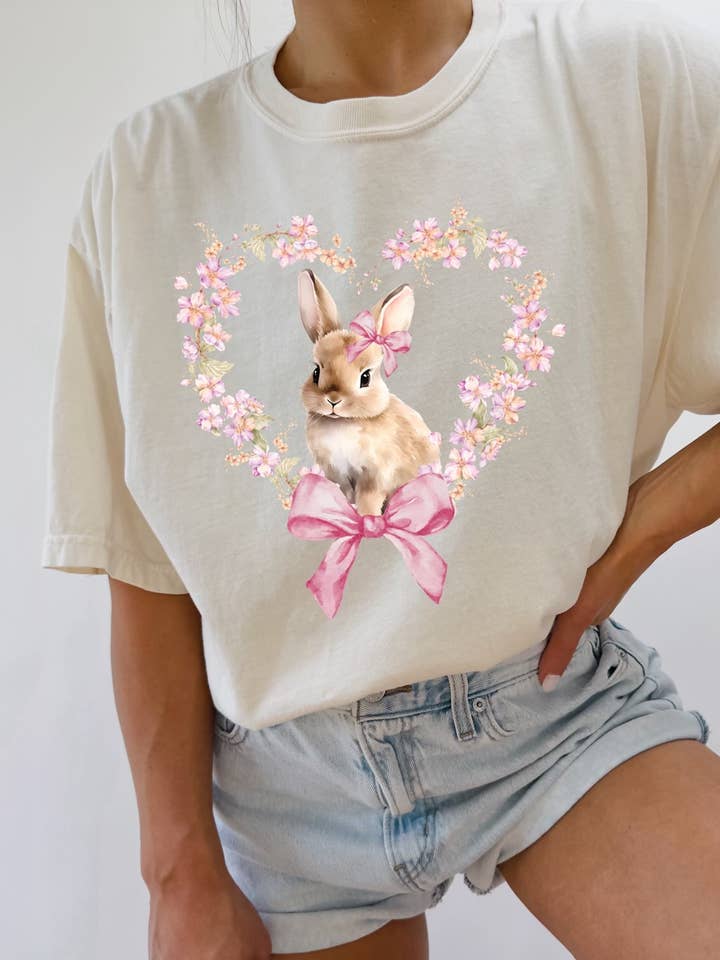 Oster-Pink-Häschen-Schleife-Herz-Komfortfarben-T-Shirt für den Großhandel von Broke Babes Wholesale