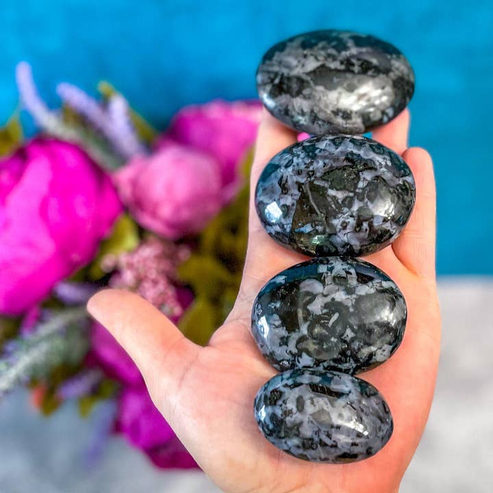 Mandala Gems – Engroshandel Spirituelle sten og krystaller – INDIGO GABBRO palme sten, Mystisk Merlinite
