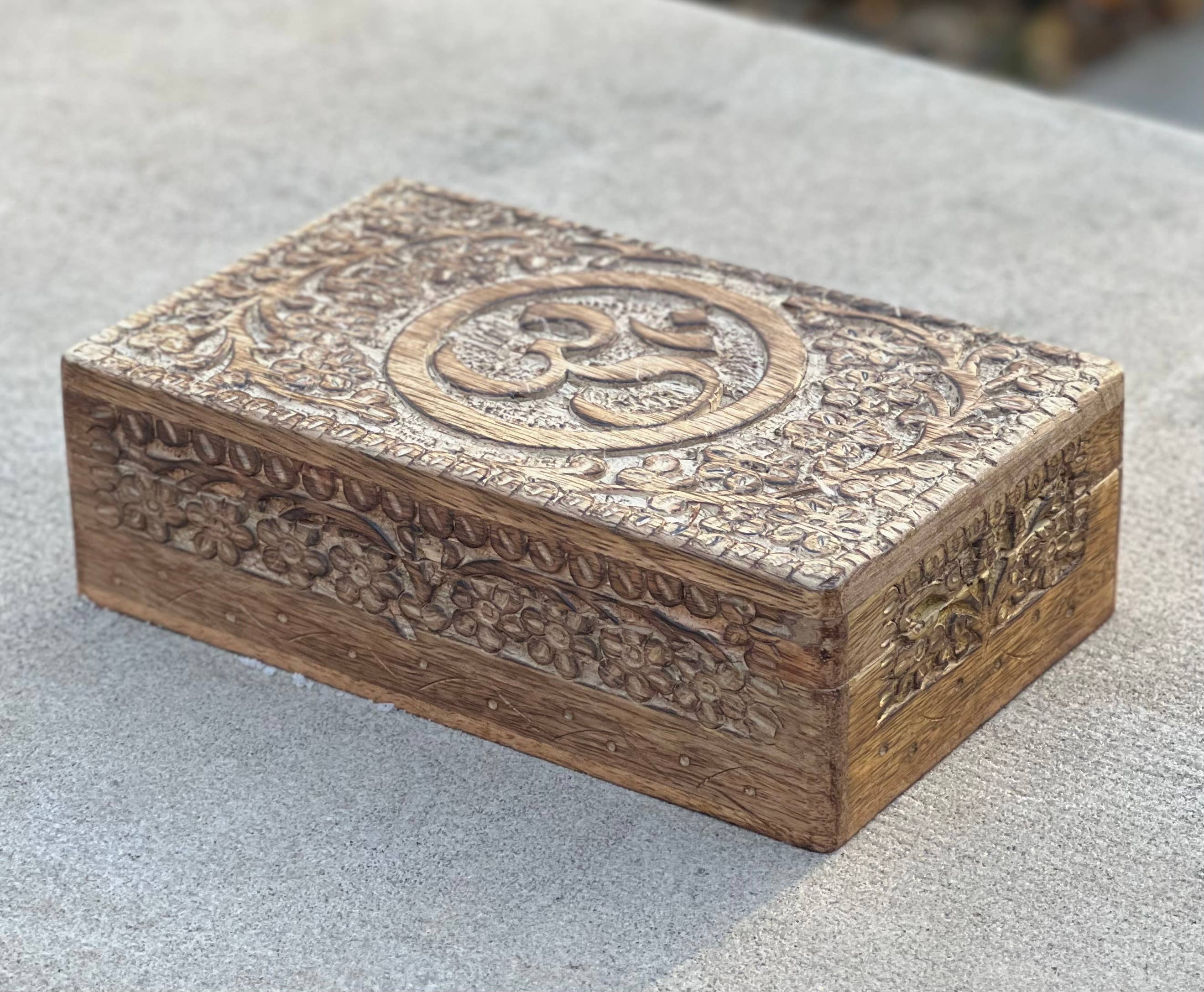Lungta Imports – Großhandel Dekoschachteln – Hindu OM Handgeschnitzte Holzkiste zum Andenken3