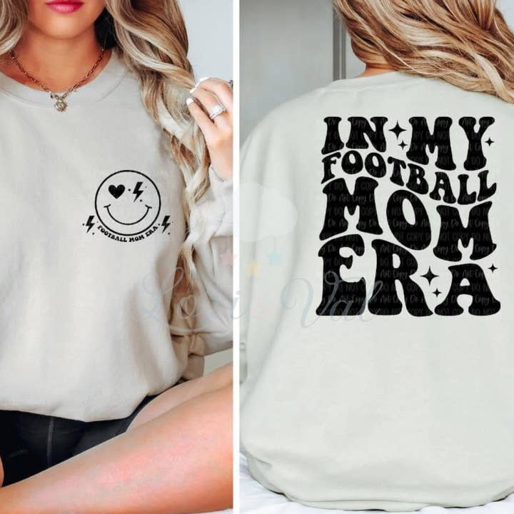 Sweatshirt blanc "Football Mom Era" (Veuillez voir la description) pour la vente par Lori and Val