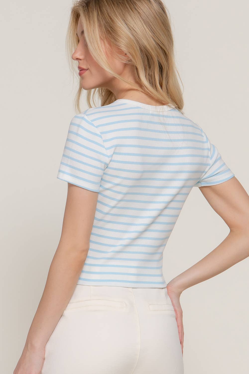 Active Basic | Active USA - Vendita all'ingrosso Top in maglia - Donna - Top a righe in cotone a costine con maniche corte e collo rotondo17