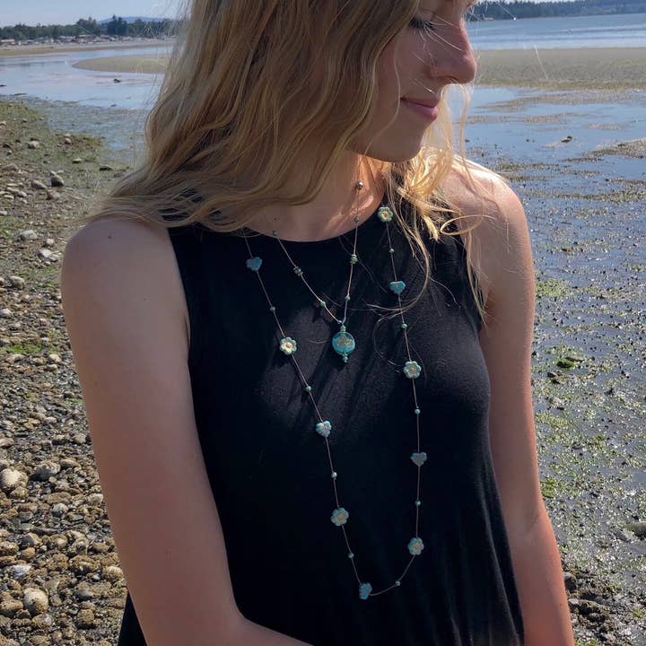 Collier longue fleur nouée à la main 36 po - 6 couleurs pour la vente par Marlene VanBeek Jewelry