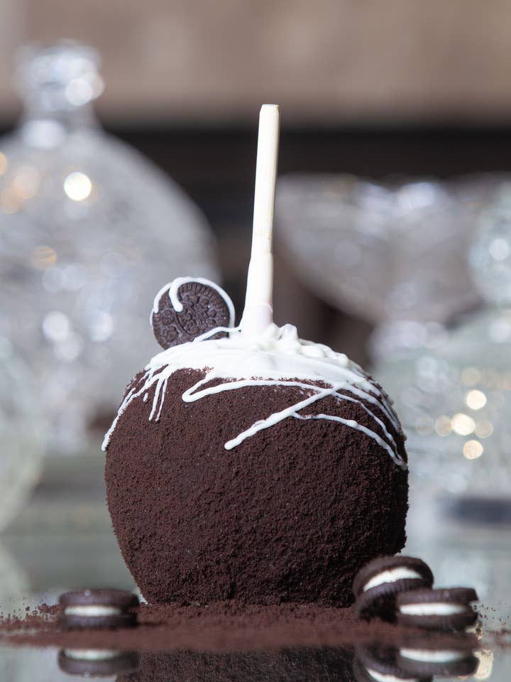 Cookies N Cream White Chocolate Caramel Apple for wholesale by Simply Amazing Apples