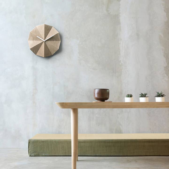 Lawa Design – Engroshandel Vægur – Delta Clock Oak, moderne vægur i massivt træ