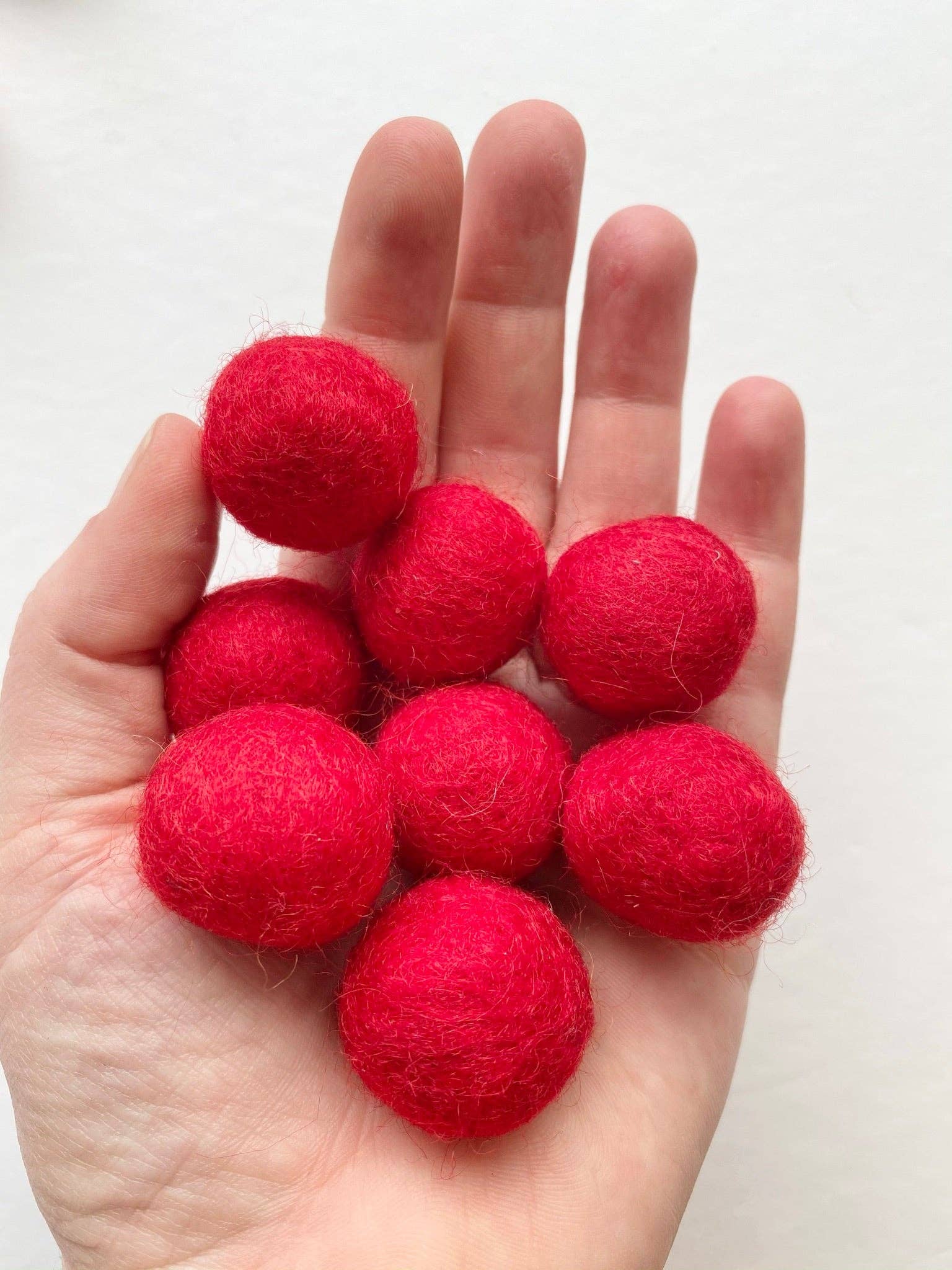 Wool Jamboree - Wholesale Craft Supplies - 1950s Christmas - 2.5 cm Felt Balls4