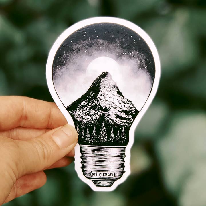 Mountain Lightbulb — Wasserdichter Naturaufkleber für den Großhandel von Kaari & Co.