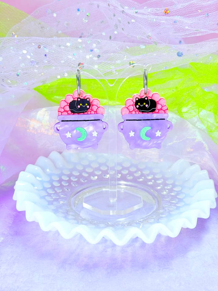 Boucles d'oreilles en acrylique Chaudron de Chaton pour la vente par Smiley Moon Studio