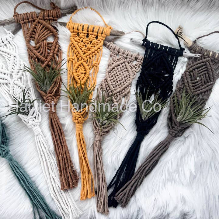 Suspension pour plante aérienne en macramé – Plus de 30 couleurs pour la vente par Harriet Handmade Co.