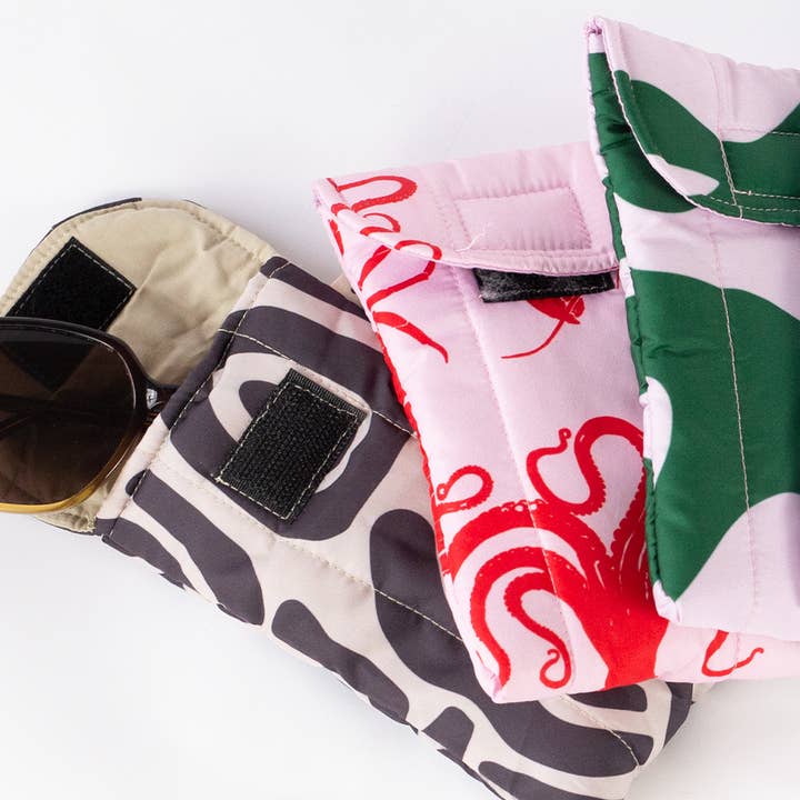 HAPPY POUCH CLUB — BOLSA PARA ÓCULOS FOFA por atacado de Big Bite Studios