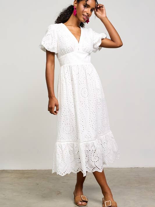 Robe midi à dos smocké en dentelle à œillets pour la vente par SKIES ARE BLUE