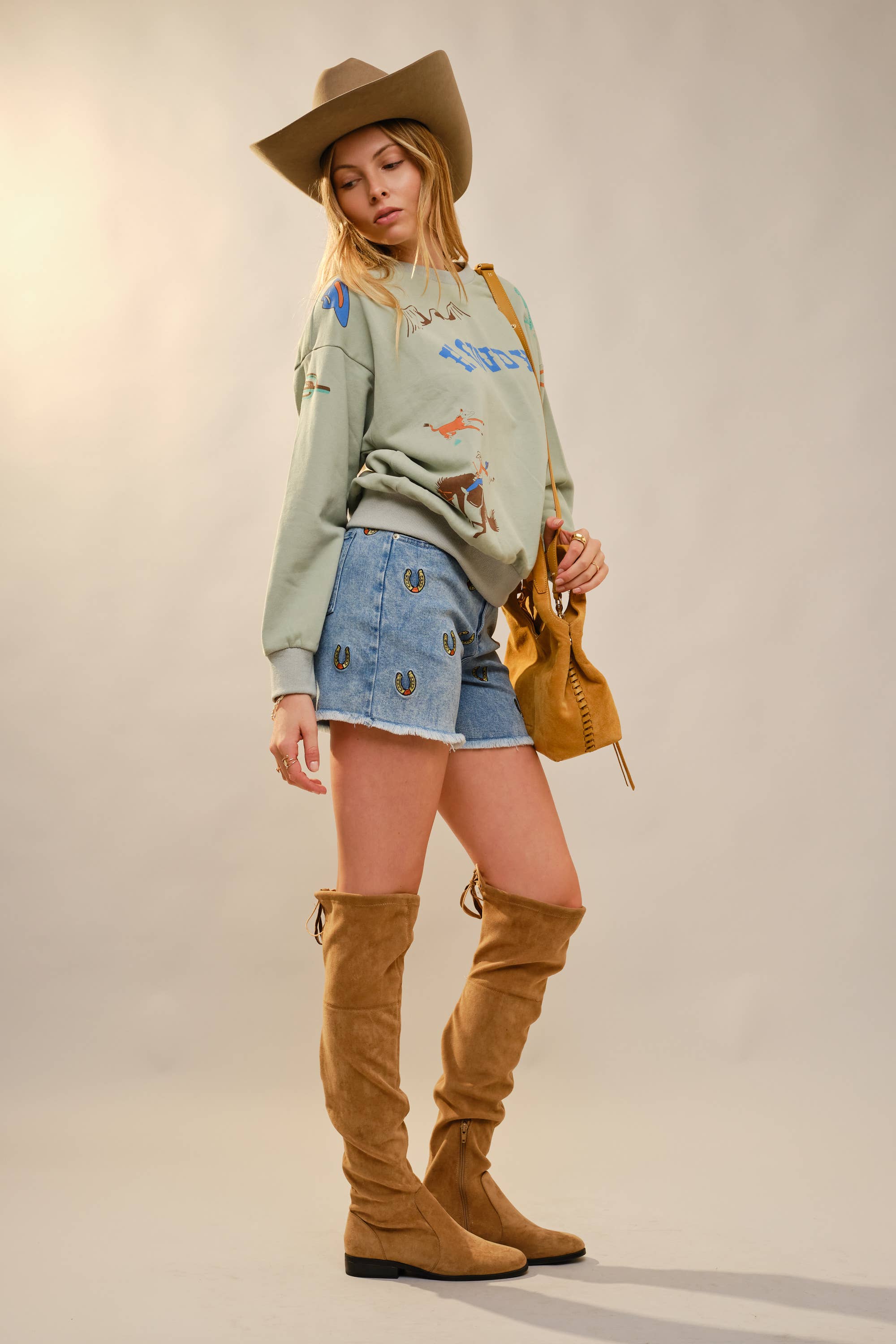 TAUPE 36146T - Western Sweatshirt med Howdy-grafik for engroshandel på Faire15