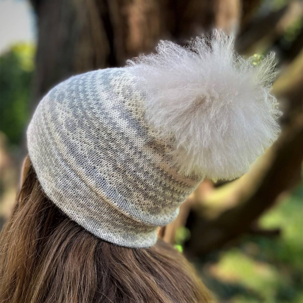 Samantha Holmes Alpaca Clothing and Gifts – Engroshandel Beanie - Dame – Alpaca Fair Isle-strikket hue med løs alpaka-pompon2