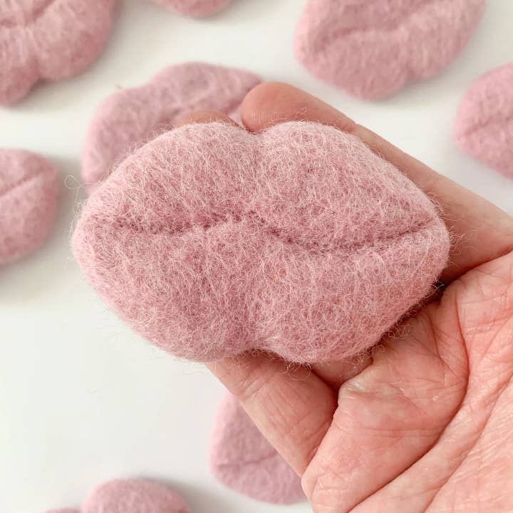 One Pink Felt Valentine Kissy Lips pour la vente par Sewing Seeds Play