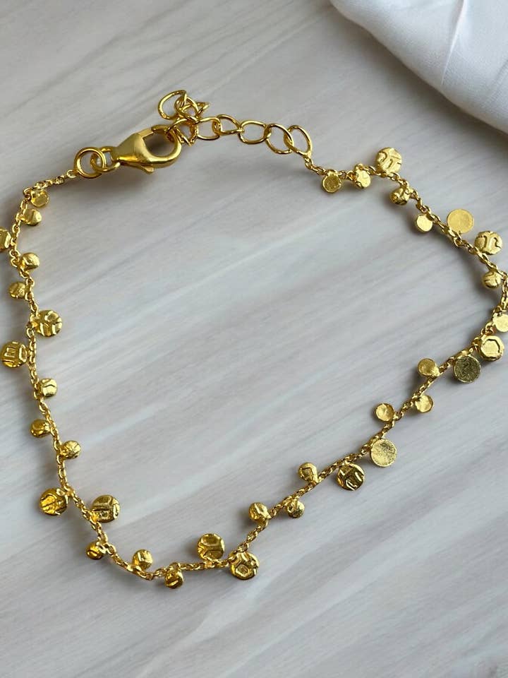 Bracelet à disque martelé en or vermeil et argent sterling pour la vente par Treisi