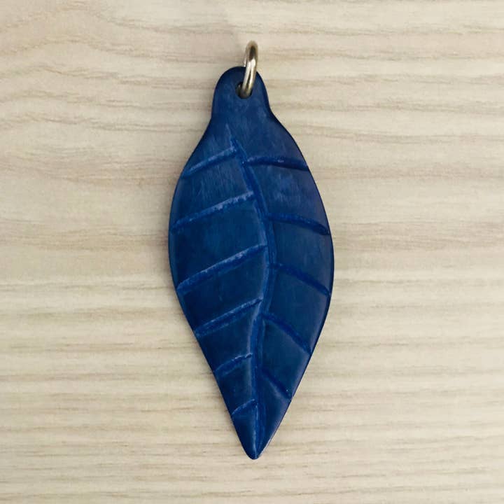 Kenya | Breloque en forme de plume : bleu marine pour la vente par Beautifully Made Fair Trade