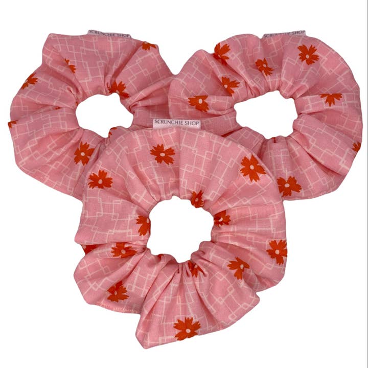 Rosa Retro-Haargummi mit Blumen für den Großhandel von Scrunchie Shop