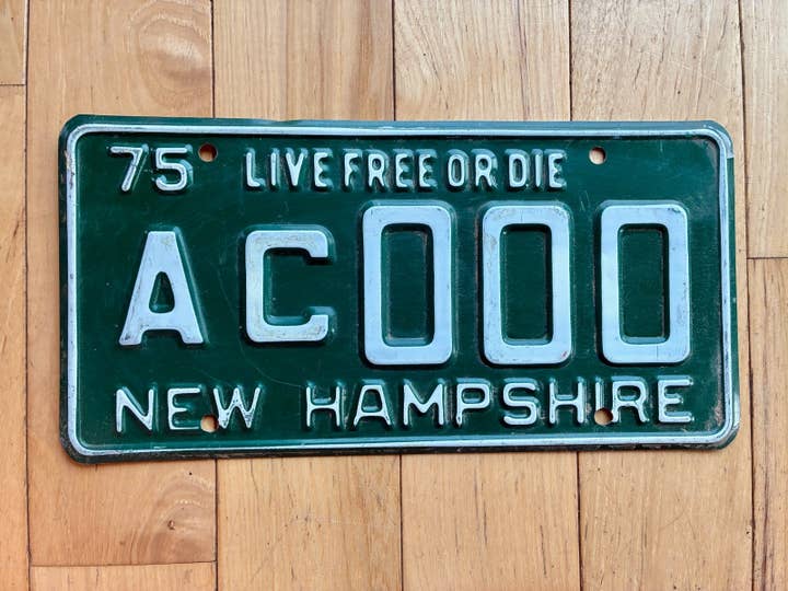 Esempio di targa del New Hampshire del 1975 per la vendita all'ingrosso da parte di RusticPlates