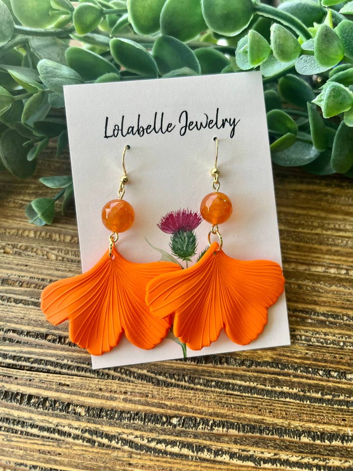 Boucles d'oreilles pétales de ginkgo courtes orange pour la vente par Lolabelle Jewelry