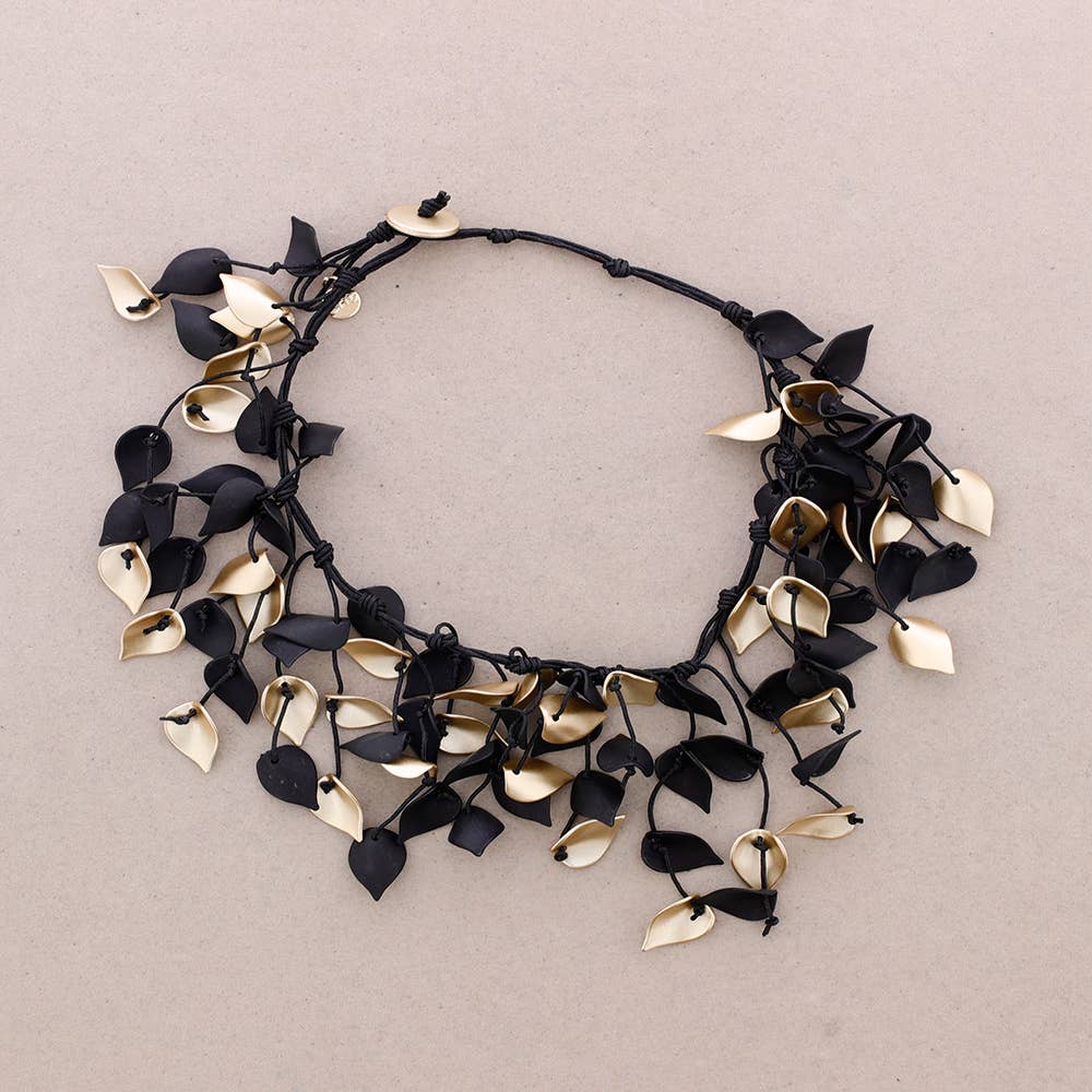 Sonata – Großhandel Halsband/Collier – Lange Halskette mit Blütenblatt-Anhängern aus Kunstharz0