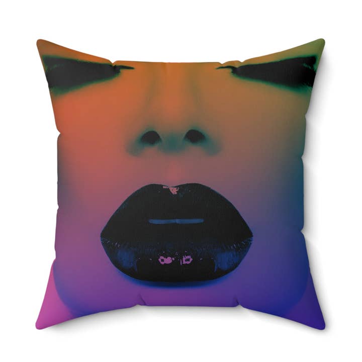 Coussin décoratif en faux daim - Kiss Off Darling pour la vente par softcore interiors