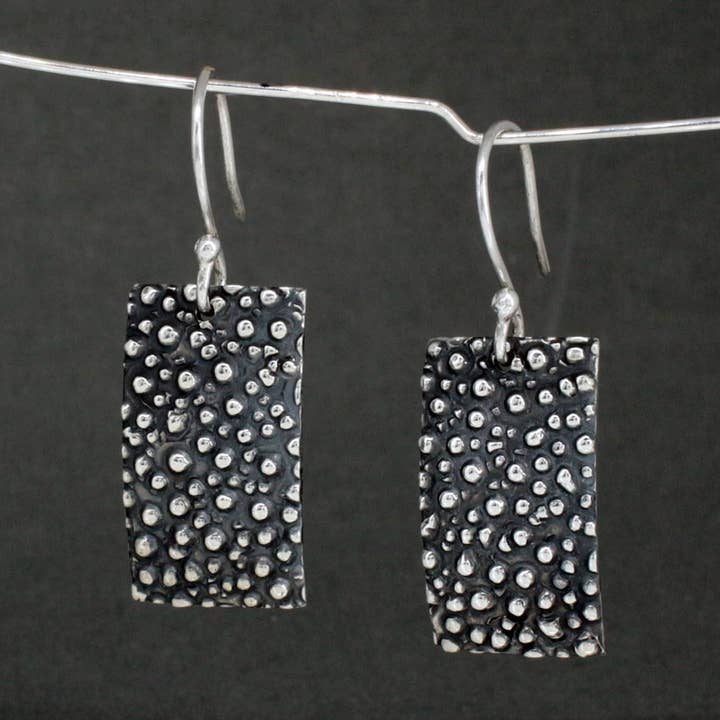 Geoxideerde Gestippelde Rechthoekige Oorbellen Hanger voor wholesale door Emilio Sotelo Jewellery