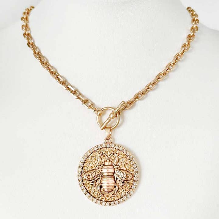 Colar com Pendente de Moeda de Abelha Adornada com Grandes Pedras de Strass N25064 por atacado de Pretty Persuasions