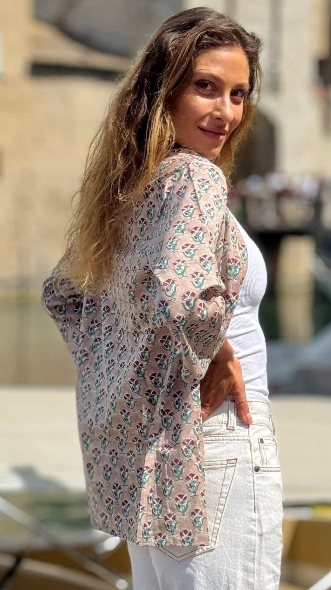 MALINI FASHION DESIGN PRIVATE LIMITED - Wholesale Button Down Shirt - Women's - Camicia Donna in Cotone Indiano Block Print – Beige con Fantasia Floreale, Maniche 3/4, Colletto a V, Bottoni in Legno4