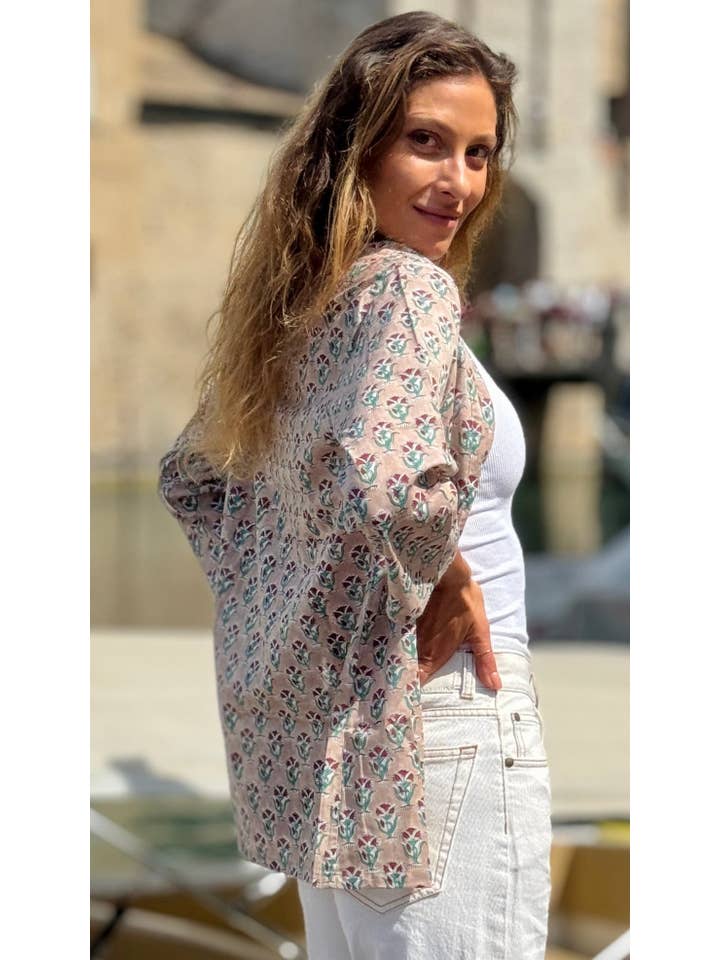 MALINI FASHION DESIGN PRIVATE LIMITED - Wholesale Button Down Shirt - Women's - Camicia Donna in Cotone Indiano Block Print – Beige con Fantasia Floreale, Maniche 3/4, Colletto a V, Bottoni in Legno4