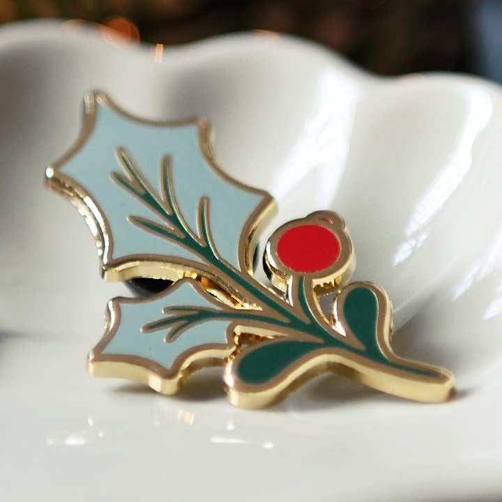 Pin esmaltado hoja de acebo para venta al por mayor de Clara and Macy