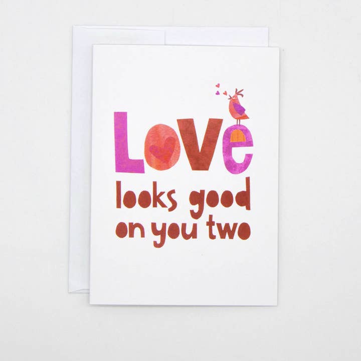 Carte "L'amour vous va bien à tous les deux" – Félicitations douces et ludiques pour la vente par Kim Dettmer Art